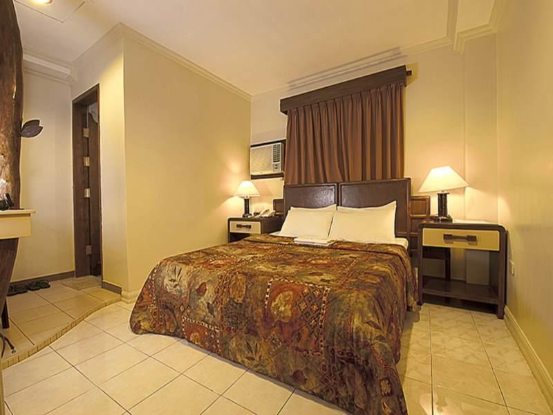 Hotel Joselina - Main Branch Tuguegarao Extérieur photo